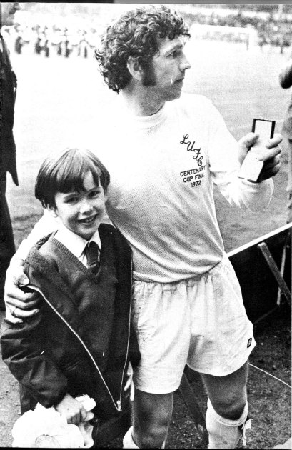 Johhny_giles_fa_cup_1972_medal_with_son