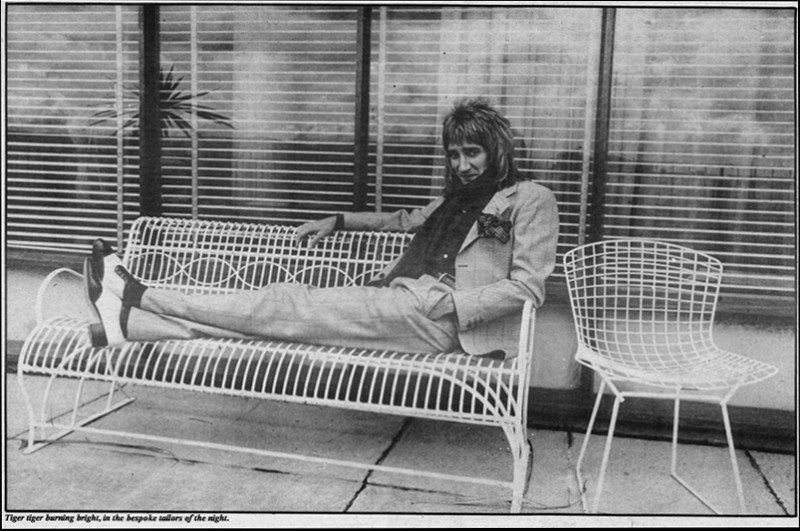 rod-stewart-on-bench-dublin-1975